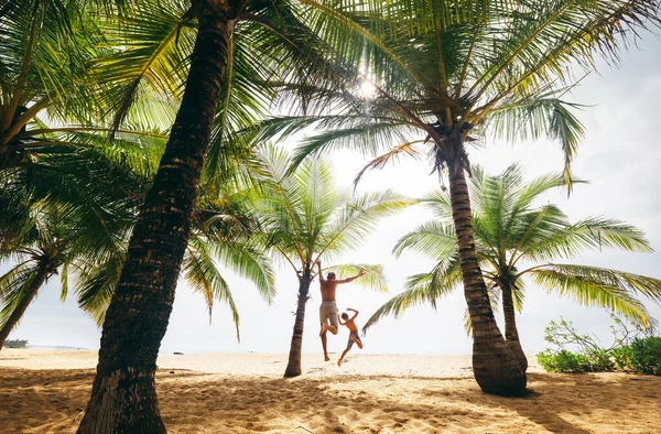 Locamente Saltando Futher Hijo Solitaria Playa Isla — Foto de Stock