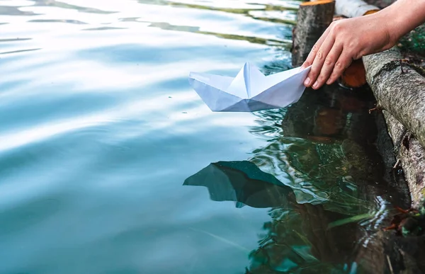 Kağıttan Teknesi Olan Çocuk Eli Resmi Kapat — Stok fotoğraf
