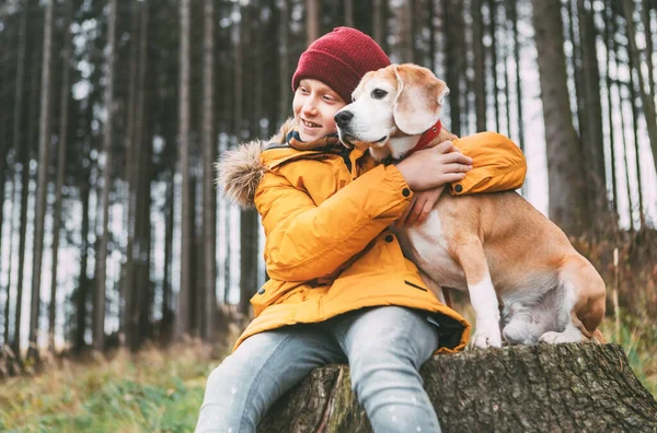 Två Kramande Bästa Vänner Porträtt Pojke Och Hans Beagle Hund — Stockfoto