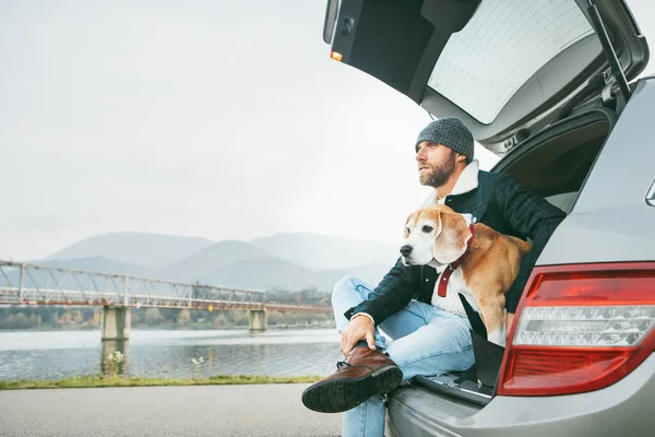 Panierter Mann Warmen Lässigen Herbstoutfit Mit Beagle Kofferraum Unterwegs Mit — Stockfoto