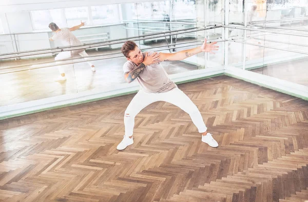 Danseuse Art Moderne Adolescent Pratique Mouvement Danse Dans Salle Miroir — Photo