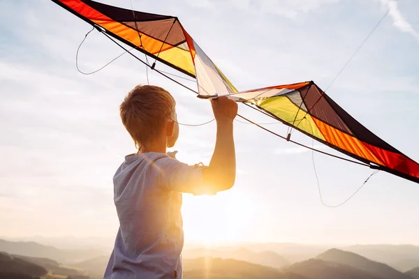 Ragazzo Prepararsi Volare Aquilone Sulle Colline Montagna — Foto Stock