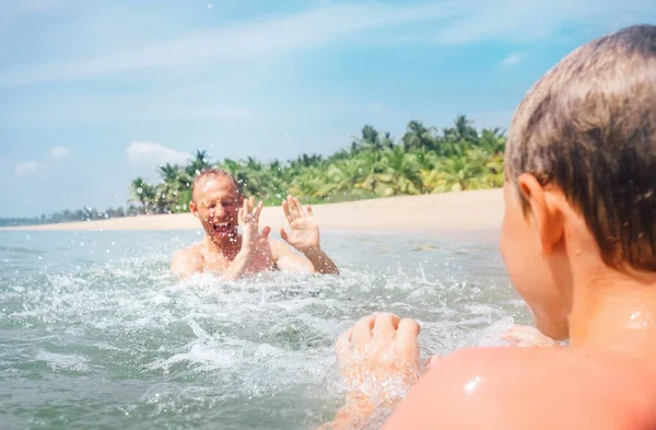 Vader Zoon Spelen Samen Het Water — Stockfoto