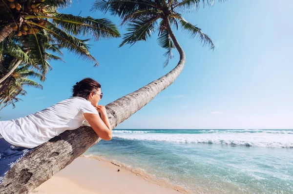 Kadın Palmiye Ağacına Uzanıyor Ocaen Dalgalarına Bakıyor Yaz Tatili Konsepti — Stok fotoğraf