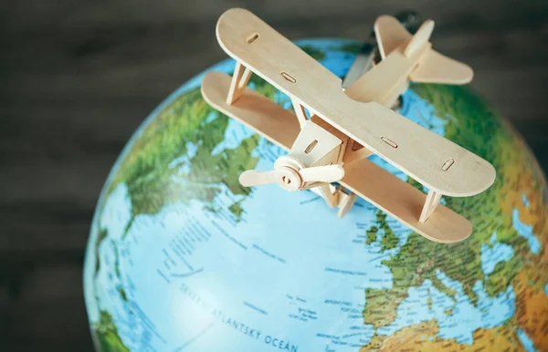 Dřevěný Model Letadla Zeměkouli Obrázek Pojetí Cestování — Stock fotografie