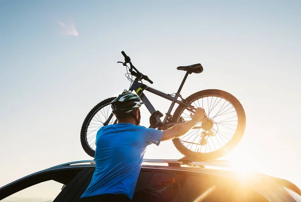 Mountain Biker Man Takes His Bike Car Roof — Stock Photo, Image