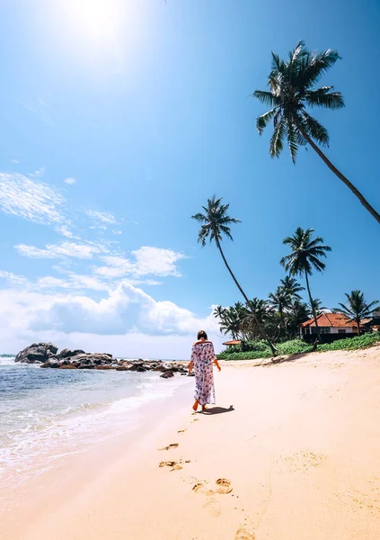 Žena Dlouhých Šatech Procházky Tropickém Ostrově Pláži Slunečného Odpoledne — Stock fotografie