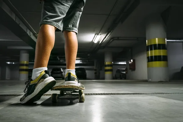 Chlapec Skateboardu Brusle Podzemní Parkování Zblízka Obraz — Stock fotografie