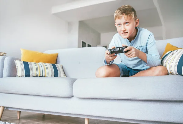 Preteen Pojke Spelar Entusiastiskt Spelkonsolen — Stockfoto