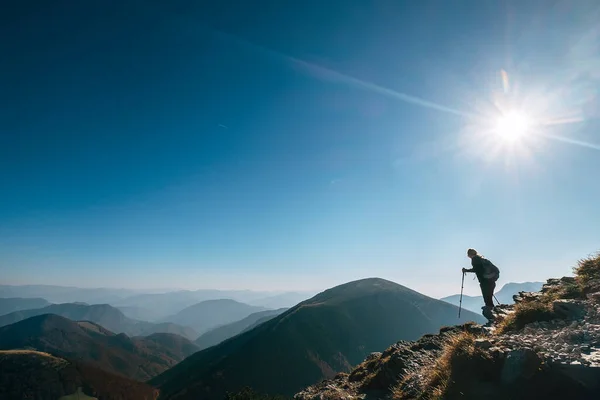 Backpacker Πεζοπόρος Στο Λόφο Του Βουνού Αντίθεση Φως Ήλιο — Φωτογραφία Αρχείου