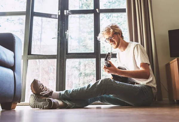 Joven Toca Guitarra Sentado Suelo Sala Estar — Foto de Stock