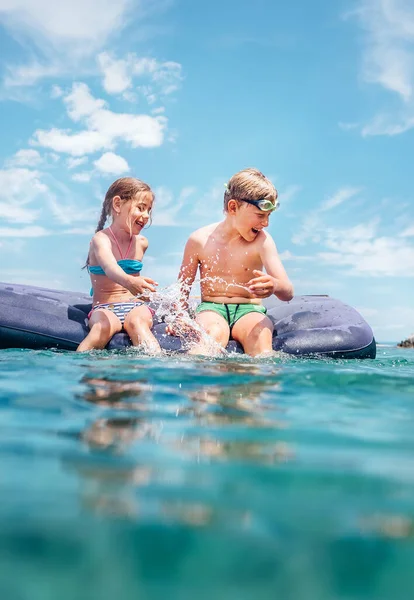 Två Barn Syster Och Bror Kul När Simmar Uppblåsbar Madrass — Stockfoto