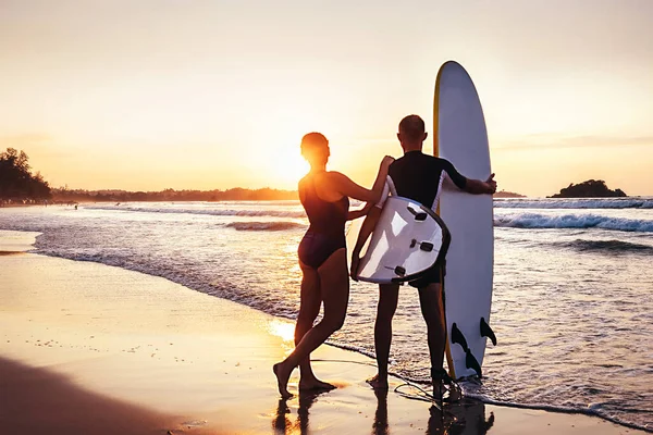 Coppia Surfisti Soggiorno Sulla Spiaggia Tramonto Oceano — Foto Stock