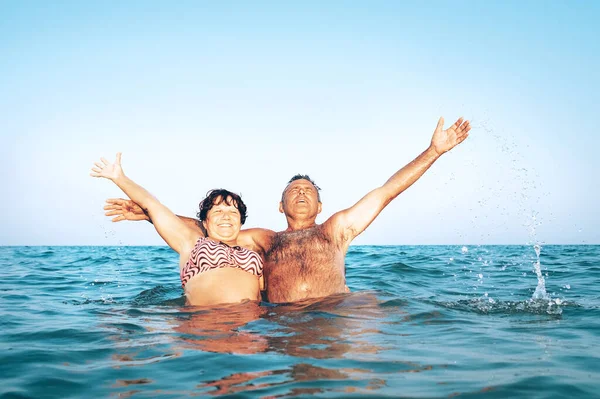 Una Feliz Pareja Ancianos Caucásicos Disfruta Sus Vacaciones Mar Playa —  Fotos de Stock