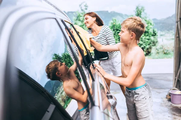 Chlapec Pomáhá Umýt Auto Své Matce — Stock fotografie