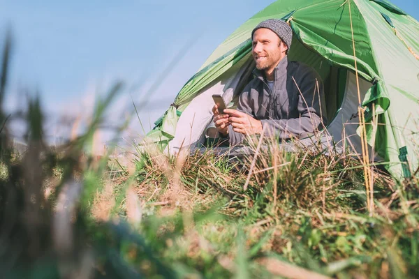 Viajante Pegar Rede Celular Usar Seu Telefone Celular Sentado Tenda — Fotografia de Stock