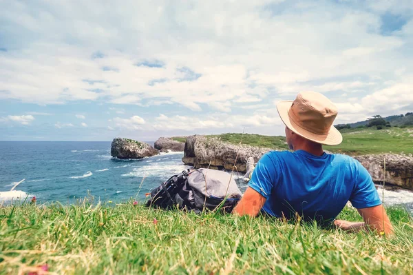 Voyageur Profiter Avec Belle Nature Sur Côté Mer Rocheuse — Photo