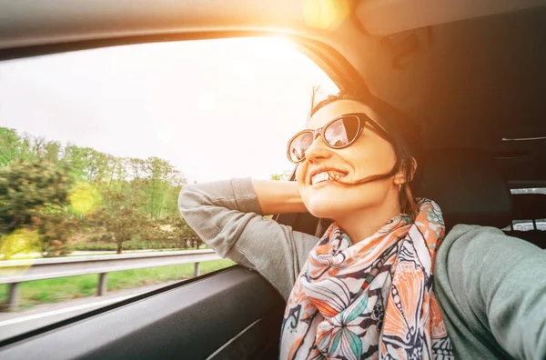 Donna Godere Con Vista Dal Finestrino Dell Auto Quando Viaggia — Foto Stock