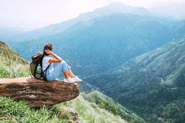 Mujer Turista Disfrutar Con Hermosa Vista Las Montañas Valle Ella — Foto de Stock