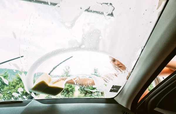 Chłopak Pomaga Myć Samochód Wnętrze Kamery Samochodowej — Zdjęcie stockowe
