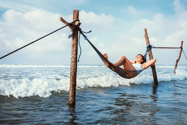 Woman Lies Hammock Waves Enjoy Sun Light — Stock Photo, Image