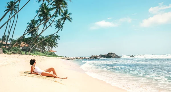 Frau Sonnt Sich Tropenstrand — Stockfoto