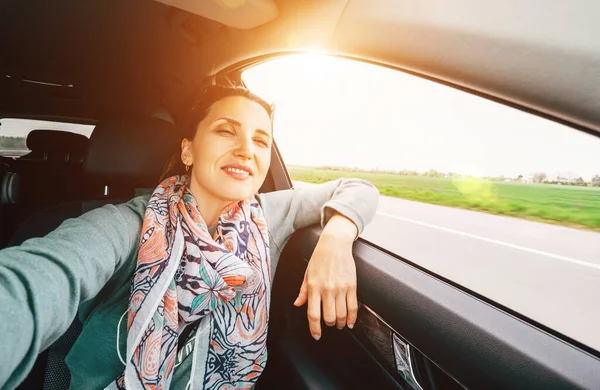 車の肖像画の女性 — ストック写真