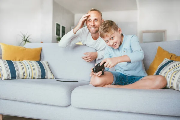 Far Tittar Sin Son Spela Spel Med Hjälp Gamepad — Stockfoto