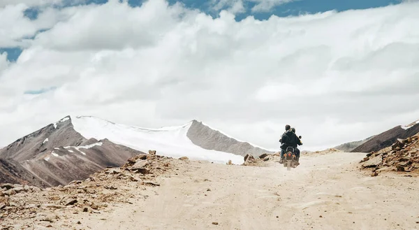 Motobike Resenärer Rida Bergspass Väg Indian Himalaya — Stockfoto