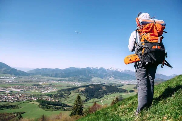 Woman Traweler Backpack Stay Top Hill — Stock Photo, Image