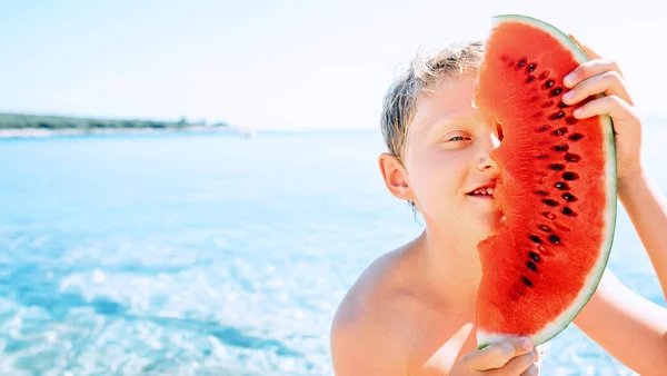 Glücklich Lächelnder Junge Mit Großem Wassermelonensegment Sitzt Meer — Stockfoto