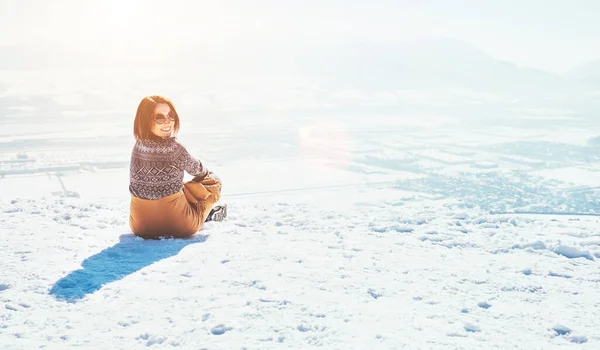 Χαρούμενη Χαμογελαστή Γυναίκα Κάθεται Στο Χιονισμένο Λόφο Πάνω Από Την — Φωτογραφία Αρχείου
