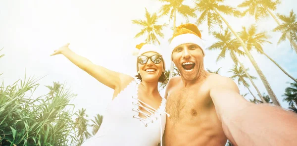 Feliz Pareja Sonriente Tomar Foto Selfie Los Sombreros Santa Bajo — Foto de Stock