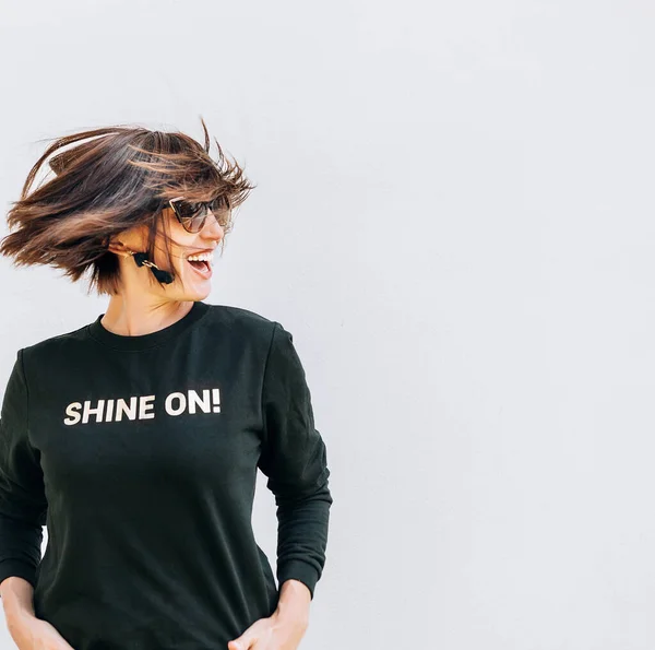 Lachende Glückliche Frau Posiert Schwarzem Sweatshirt Mit Fanny Print Shine — Stockfoto