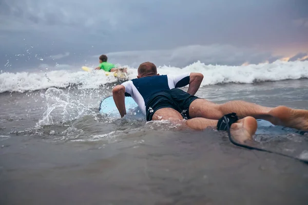 Surfistas Pai Filho Superam Ondas Linha Surf — Fotografia de Stock