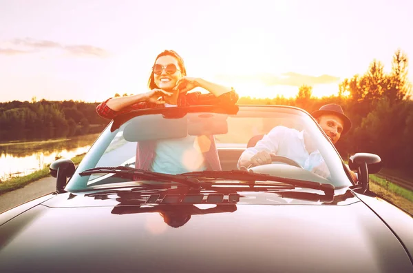 Arabayla Yolculuk Birbirine Aşık Bir Çift Gün Batımında Cabriolet Arabasıyla — Stok fotoğraf
