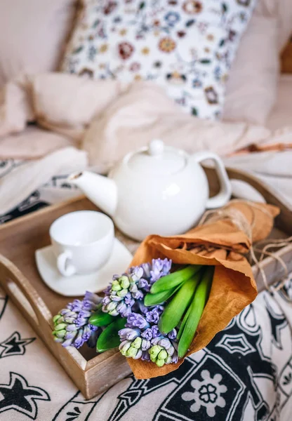 Bukett Hyacint Blommor Och Tekanna Med Färskt Ligger Sängen — Stockfoto