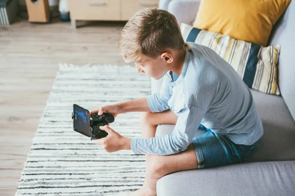 Pojke Förlorade Dataspel Sitter Hemma Coze Soffa Använder Gamepad Med — Stockfoto