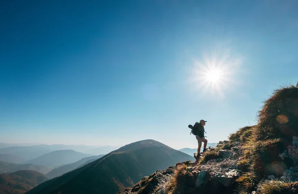 Niño Mochilero Viajero Caminar Cima Montaña Contraste Con Luz Del — Foto de Stock