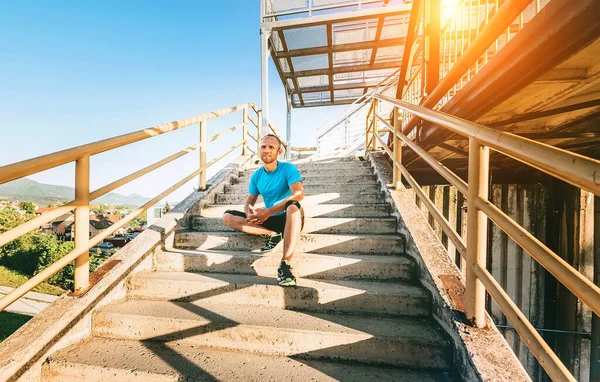 Ember Leül Lépcsőn Edzés Után Készlet — Stock Fotó