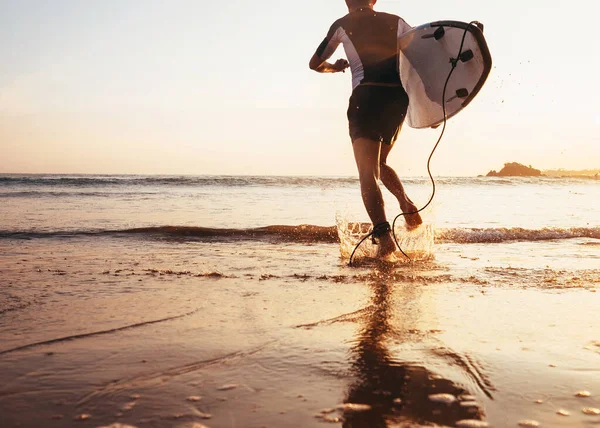 Homem Surfista Correr Oceano Com Prancha Surf Pôr Sol — Fotografia de Stock