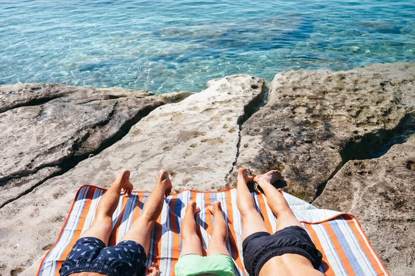 度假放松 三个人在清澈的海水湖中游泳后晒了个太阳 — 图库照片