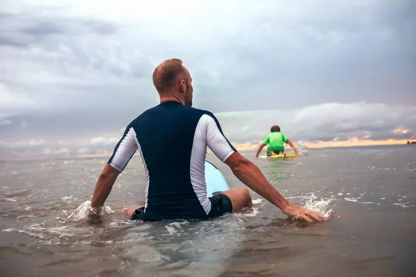 Far Och Son Surfare Övervinna Vågor Surfing Linje — Stockfoto