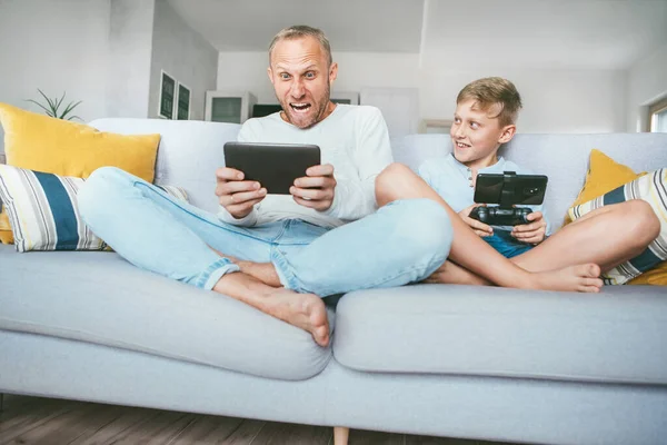 Father Funs Games Just Father Son Emotionally Playing Electronic Devices — стоковое фото