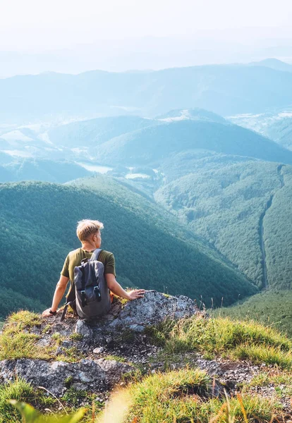 Joven Hombre Descanso Turístico Cima Colina Con Hermoso Panorama Valle — Foto de Stock