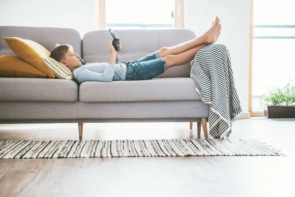 Jongen Speelt Met Elektronische Apparaten Gamepad Verbonden Met Smartphone Liggend — Stockfoto