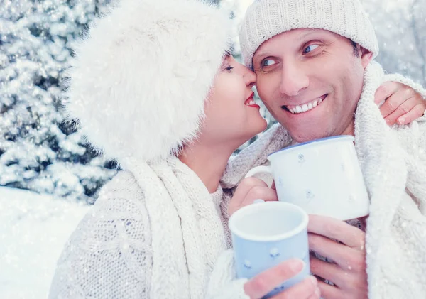 Besos Pareja Con Tazas Caliente Durante Caminata Bosque Nieve — Foto de Stock