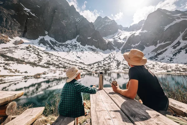 Otec Syn Turistika Cestovatel Odpočinek Pít Čaj Blízkosti Horského Jezera — Stock fotografie