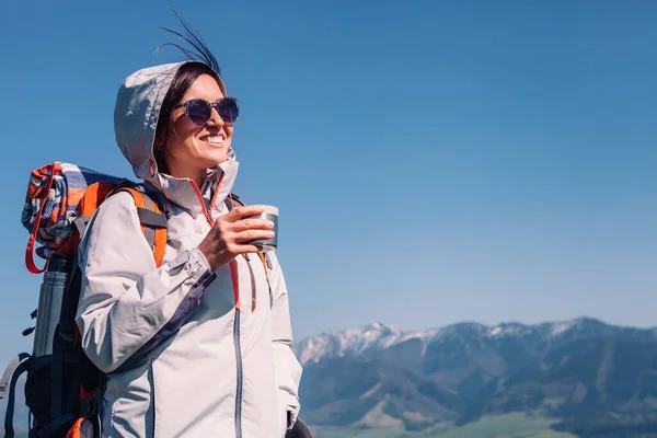 女性旅行者は山の上でお茶を飲む — ストック写真