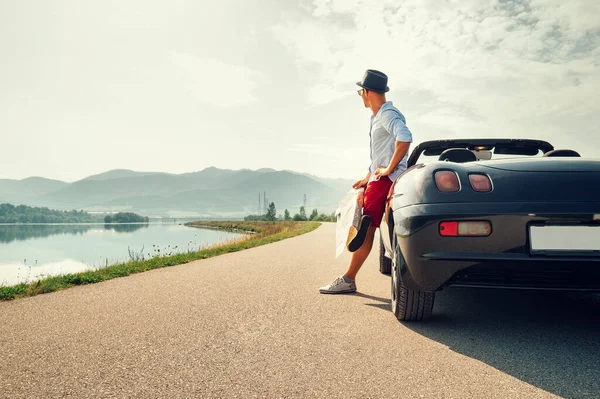 Uomo Viaggiatore Solo Cabriolet Riposo Auto Sulla Pittoresca Strada Montagna — Foto Stock